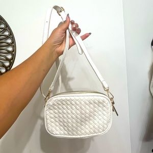 🎉5FOR25White woven crossbody bag